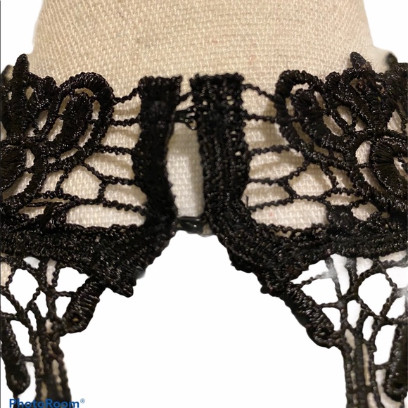 🎉HP🎉[Tela] Filagree Lace Crop Top - Picture 4 of 5